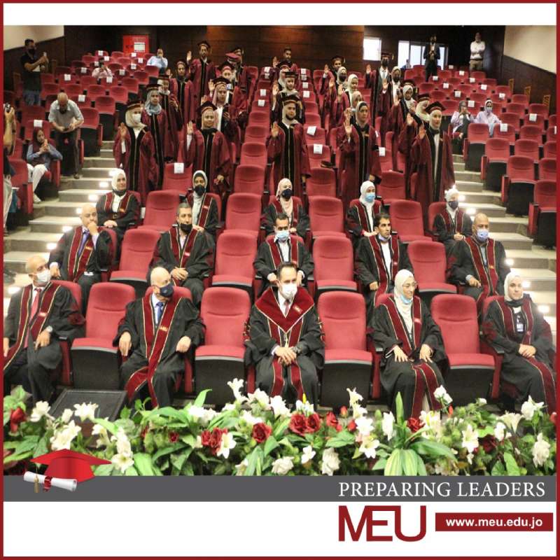 طلبة كلية الصيدلة يؤدون القسم القانوني في جامعة الشرق الأوسط MEU