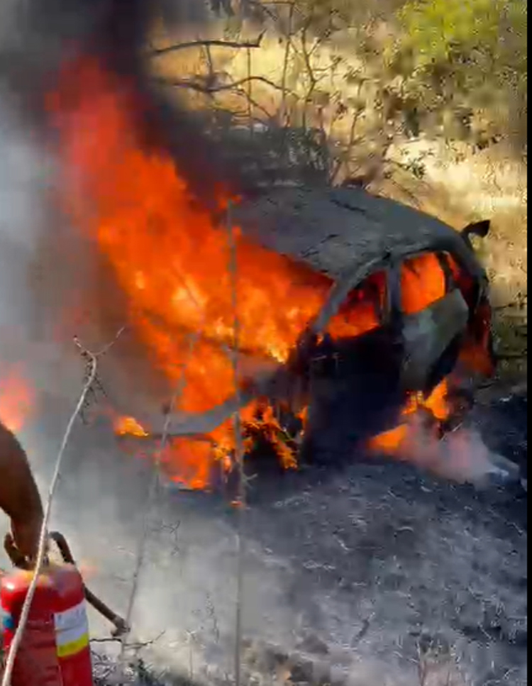 النيران تلتهم سيارة القطري ناصر العطية في رالي قبرص