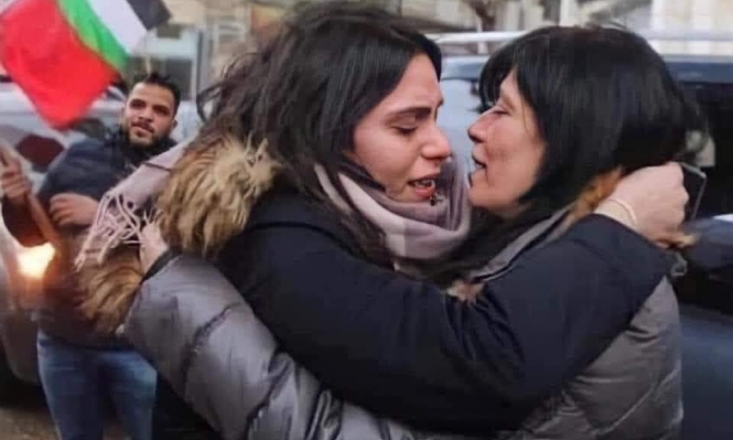 الأسيرة الفلسطينية المحررة خالدة جرار تبكي على قبر ابنتها سهى (فيديو)