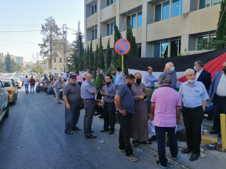 متقاعدون من الفوسفات يحتجون امام مقرّ الشركة: افنينا عمرنا في الشركة - صور