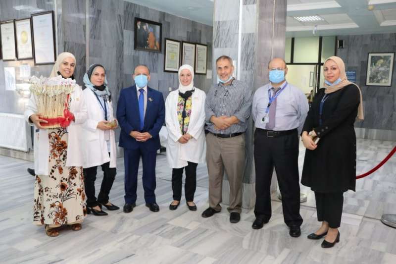الدكتور ملحم يتفقّد صيادلة مستشفى الجامعة الأردنية