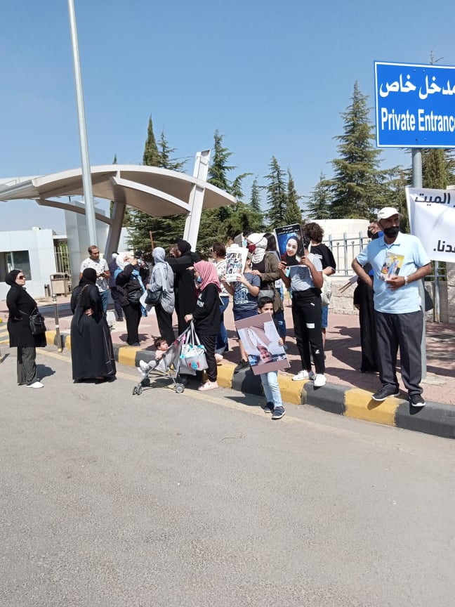 ذوو شهداء البحر الميت من  امام قصر الحسينية: نريد وضع الملك بصورة ما يجري