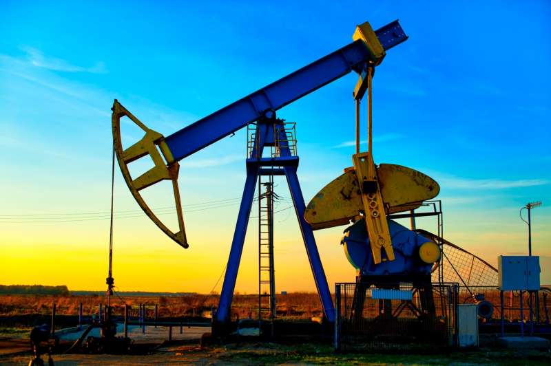 النفط يتراجع مع مخاوف من بطء وتيرة النمو العالمي