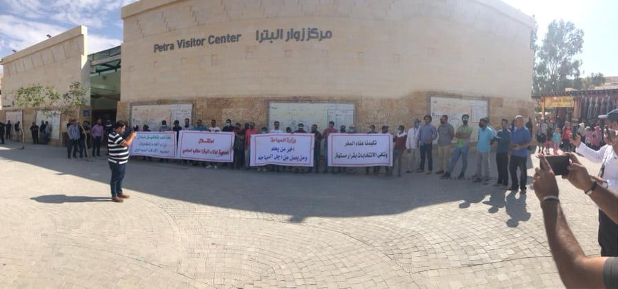 ادلاء سياحيون في البترا يعتصمون احتجاجا على الغاء انتخاباتهم، ورفضا لممارسات الوزارة - صور