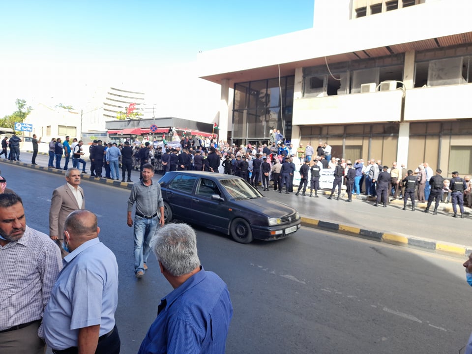 متقاعدون من الفوسفات يحتجون امام مقر الشركة في عمان - صور