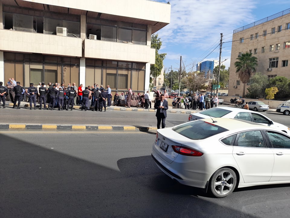 متقاعدون من الفوسفات يحتجون امام مقر الشركة في عمان - صور