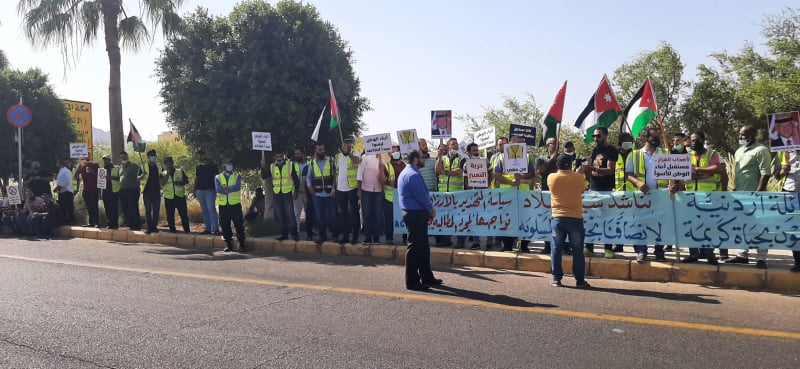 عاملون في الشركة الدنماركية يعتصمون للمطالبة بتثبيتهم - صور