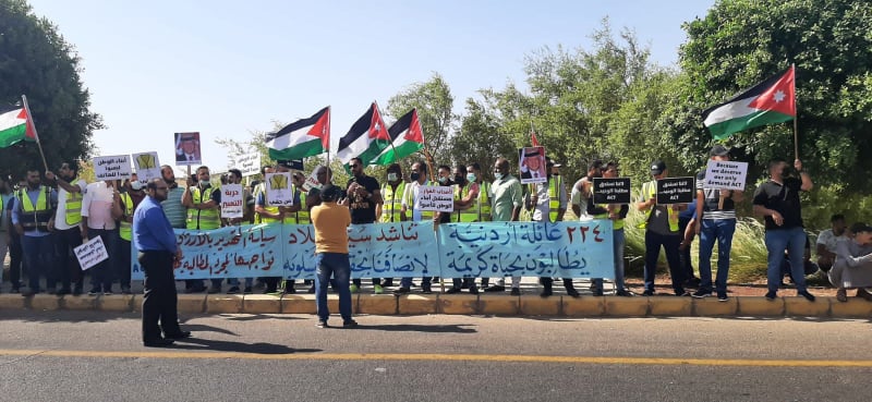 عاملون في الشركة الدنماركية يعتصمون للمطالبة بتثبيتهم - صور