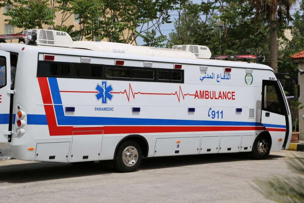 صور - ما هي حافلة الدفاع المدني الضخمة التي شوهدت أمام المستشفى الميداني امس؟