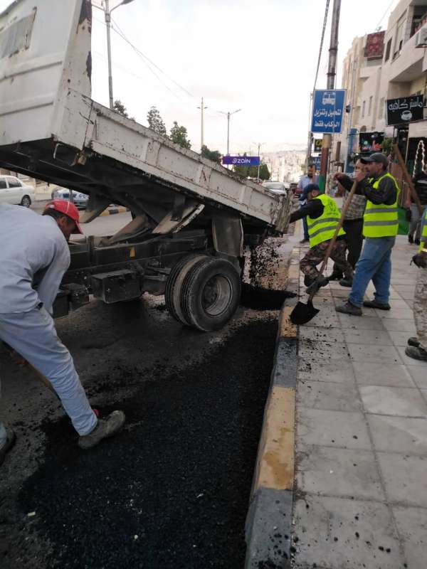 بلدية إربد تباشر بصيانة شوارعها خلفتها حفريات مياه اليرموك