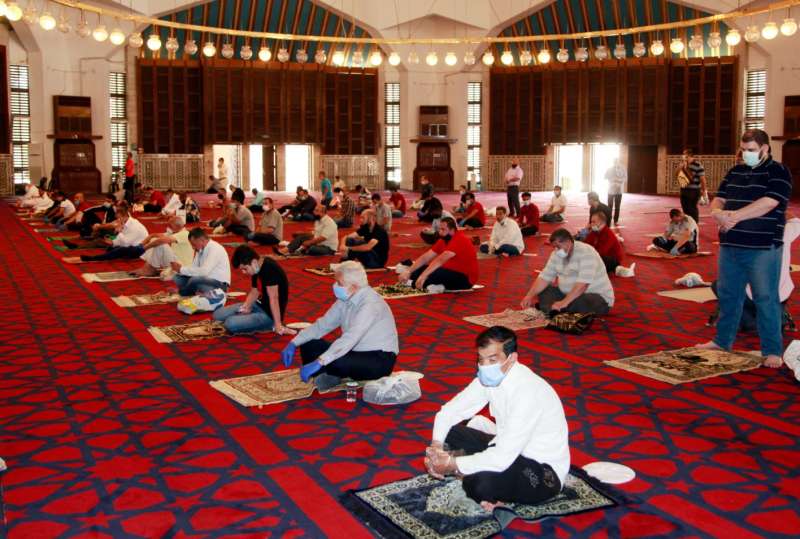 الحكومة: التباعد داخل المساجد مطلوب وباق، والمهرجانات مهمة