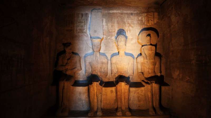 ظاهرة تحدث منذ 33 قرنا.. مصر تحتفل بتعامد الشمس على وجه رمسيس الثاني