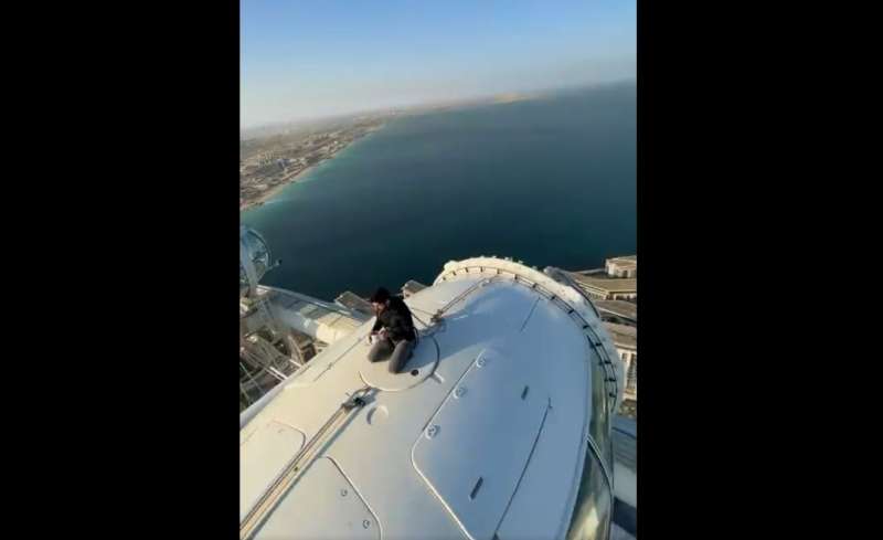 أكثر من نصف مليون مشاهدة... ولي عهد دبي يخوض مغامرة على ارتفاع 250 متراً