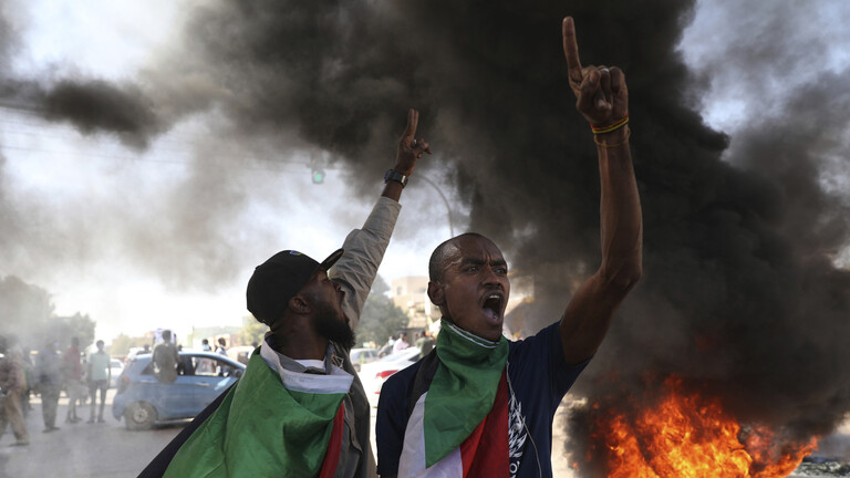 السودان.. محتجون مطالبون بحل الحكومة يغلقون جسرا مهما في الخرطوم