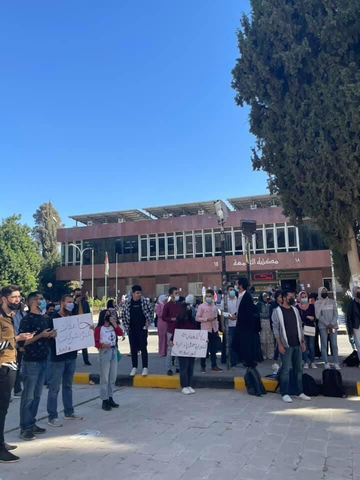 وقفة احتجاجية لطلبة الأردنية رفضًا لقرار الدفع قبل التسجيل - صور
