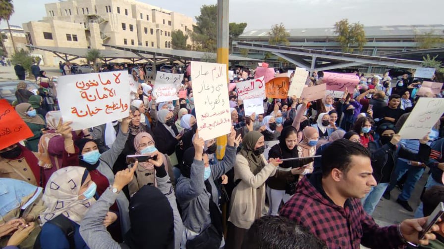 مئات الطلبة في اليرموك يحتجون على اتفاقية (الماء مقابل الكهرباء) - صور