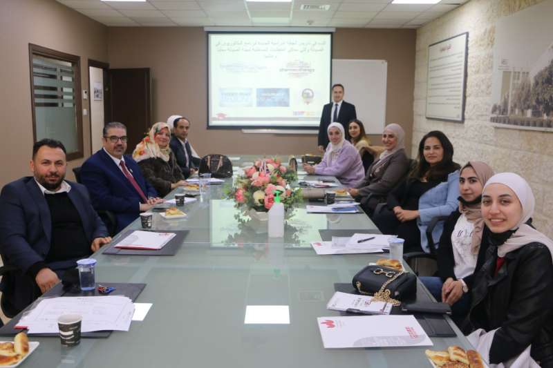 استعراض لإنجازات كلية الصيدلة في جامعة الشرق الاوسط خلال اجتماع المجلس الاستشاري الأول