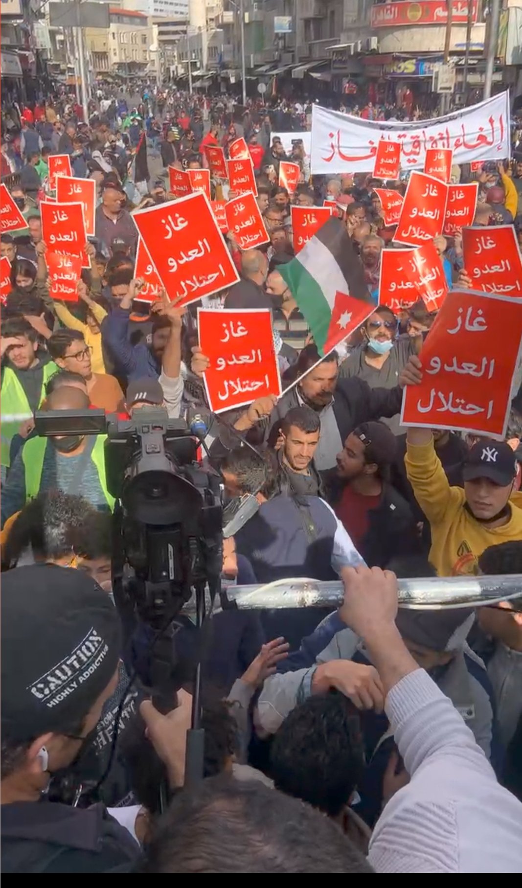 مسيرة حاشدة في وسط البلد: يا للعار ويا للعار.. رهنوا البلد بالدولار - صور