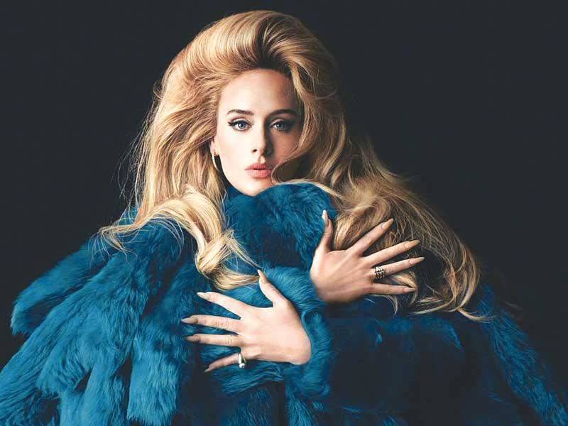 أديل خائفة من كورونا وتشترط فحص PCR لحضور حفلها