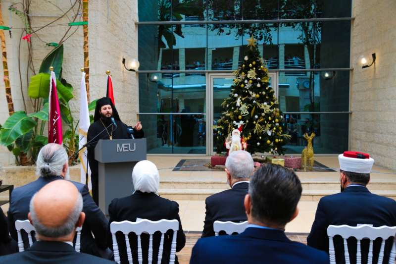 جامعة الشرق الأوسط تقيم حفلًا لإضاءة شجرة الميلاد داخل حرمها