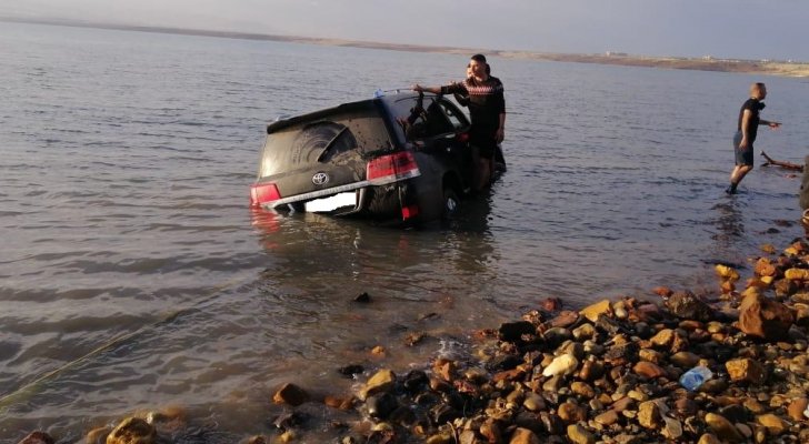 انتشال مركبة سقطت بقناة الملك عبد الله في الأغوار الشمالية