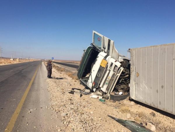 إصابة بتصادم تريلا مع شاحنة نقل بنزين على الصحراوي