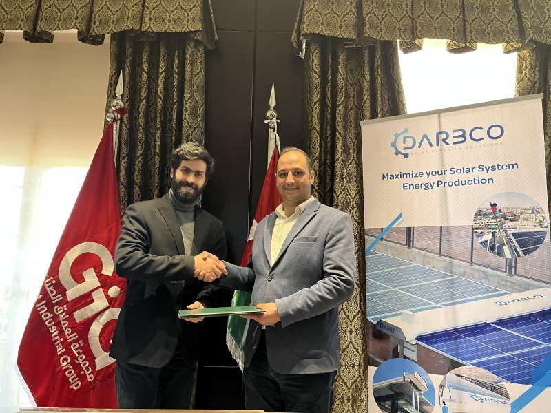 دربكو توقّع اتفاقية لتوريد وتركيب أنظمة أوتوماتيكية لتنظيف الألواح الشمسية مع العملاق الصناعية