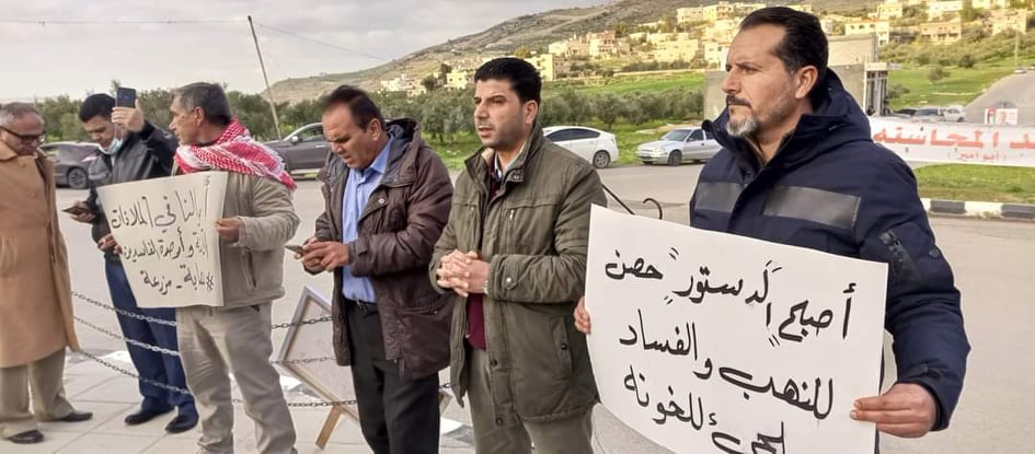 اعتصام على دوار المدفع للمطالبة بالافراج عن المعتقلين ومحاسبة الفاسدين - صور