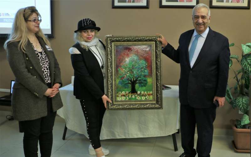 رئيس مجلس أمناء جامعة الشرق الأوسط يفتتح معرضًا فنيًّا تشكيليًّا