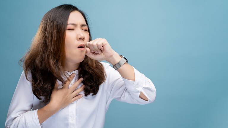 10 أسباب لعدم التمكن من التوقف عن السعال وماذا نفعل حيال ذلك!