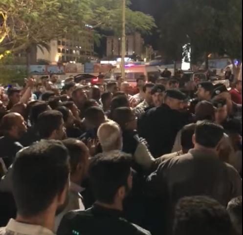 تعليق اعتصام محتجين على وفاة ستيني بمداهمة امنية في العقبة
