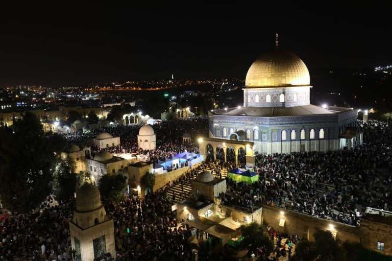 أكثر من ربع مليون شخص يحيون ليلة القدر بالمسجد الأقصى المبارك