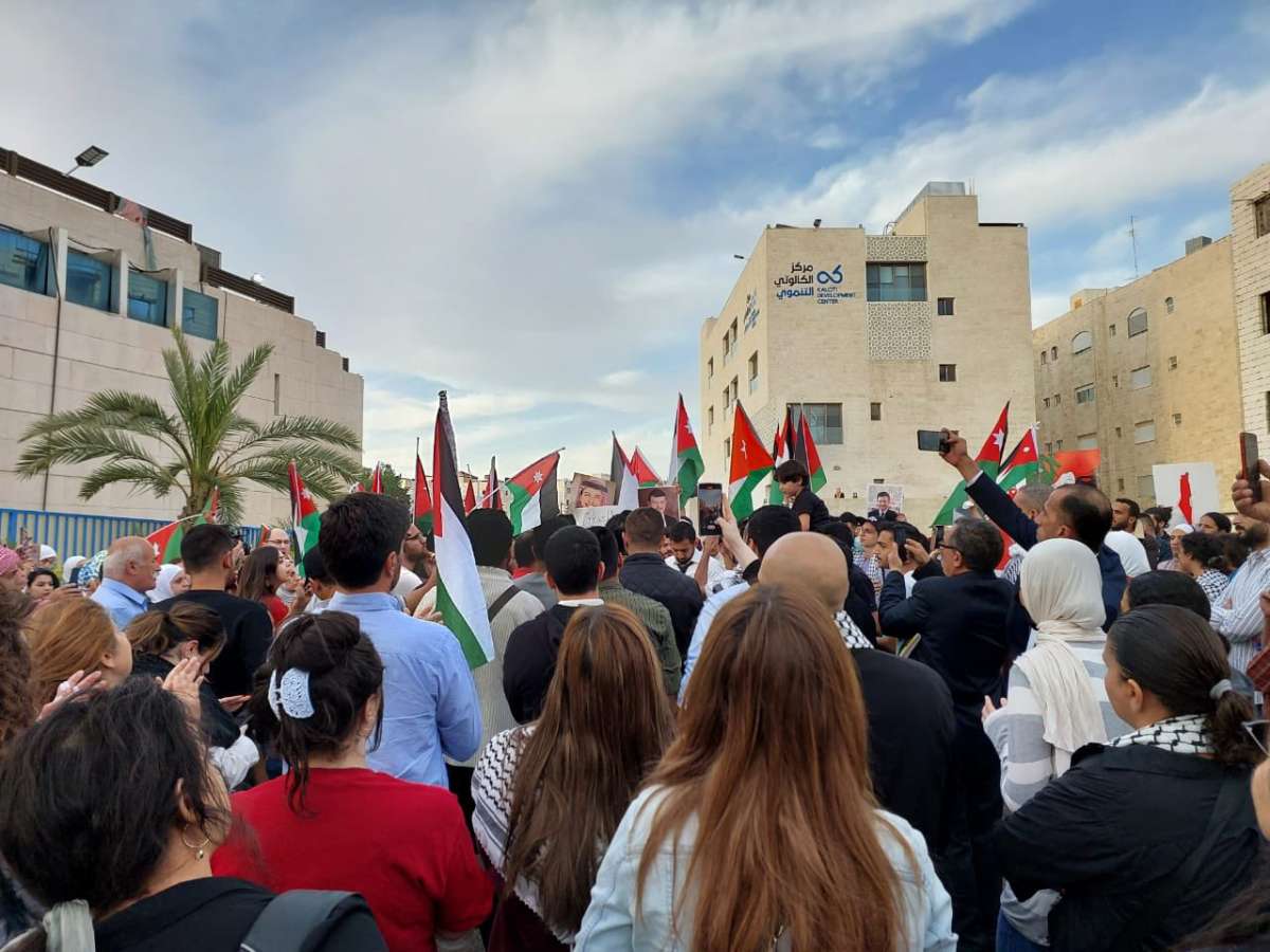 مئات الاردنيين قرب سفارة الاحتلال تنديد باغتيال الزميلة شيرين ابو عاقلة - صور