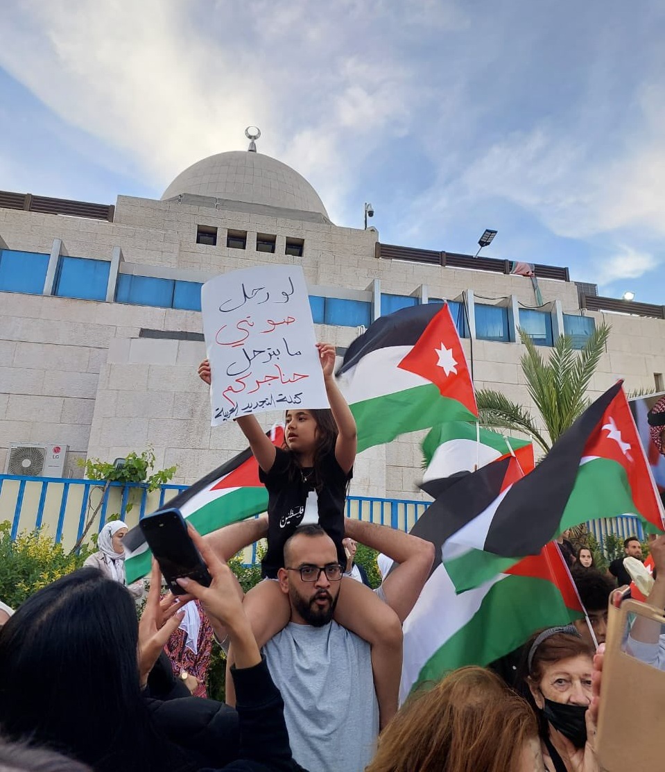 مئات الاردنيين قرب سفارة الاحتلال تنديد باغتيال الزميلة شيرين ابو عاقلة - صور