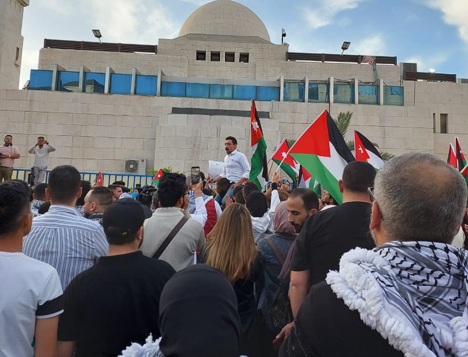 مئات الاردنيين قرب سفارة الاحتلال تنديد باغتيال الزميلة شيرين ابو عاقلة - صور