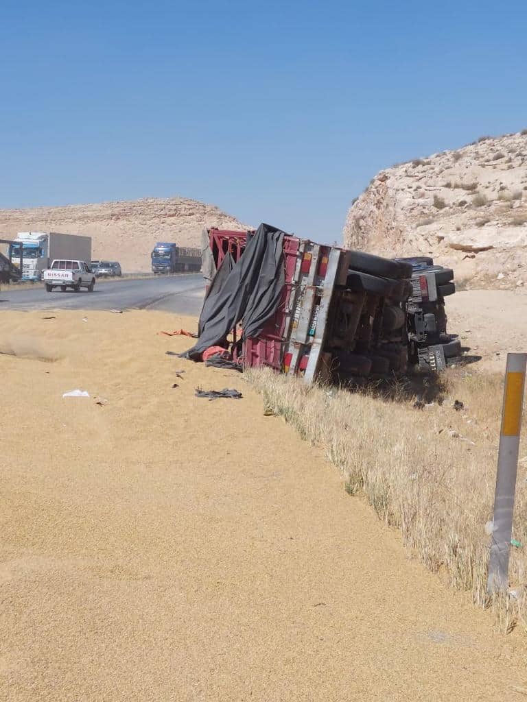 تدهور مركبة محملة بالقمح يغلق مسربا من طريق الزرقاء - المفرق 
