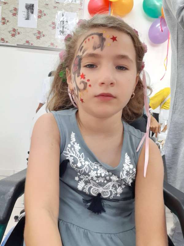 بعد عام من إصابتها برصاصة..طفلة لبنانية عالجها الأردن تعود للحياة