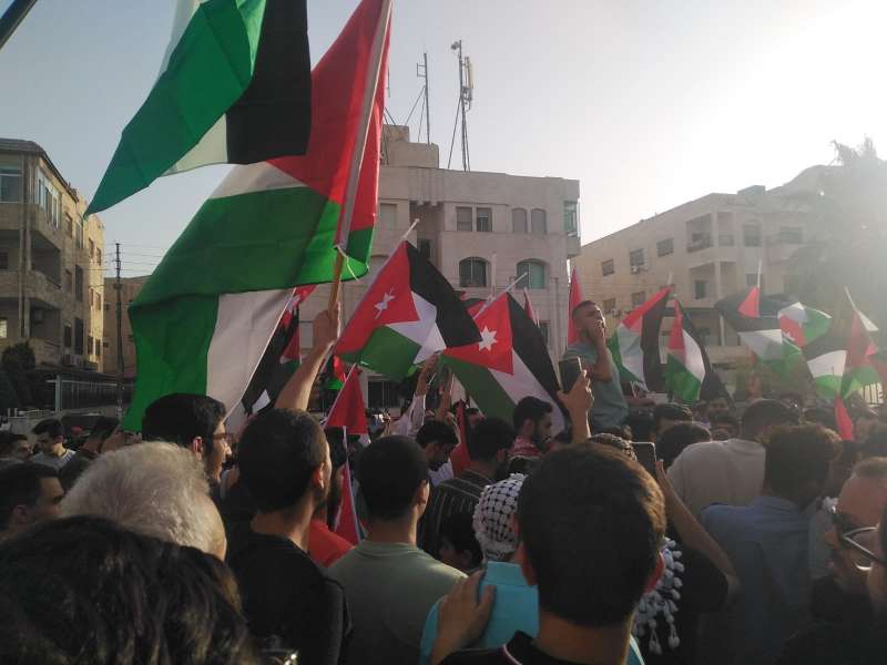 اردنيون يعتصمون قرب سفارة الاحتلال في عمان.. ويطالبون بطرد السفير