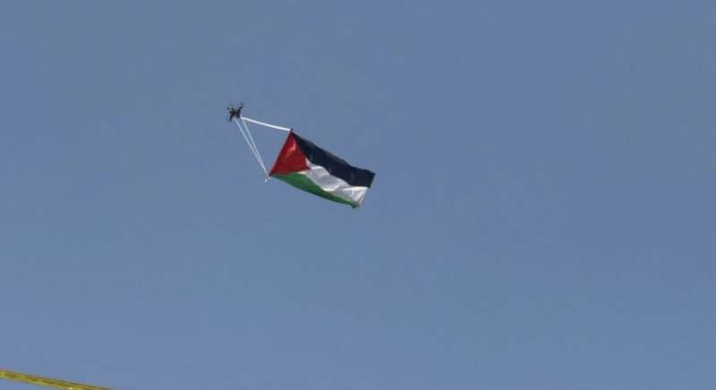 درون تحمل علم فلسطين تثير ذعر المستوطنين المشاركين في مسيرة الاعلام