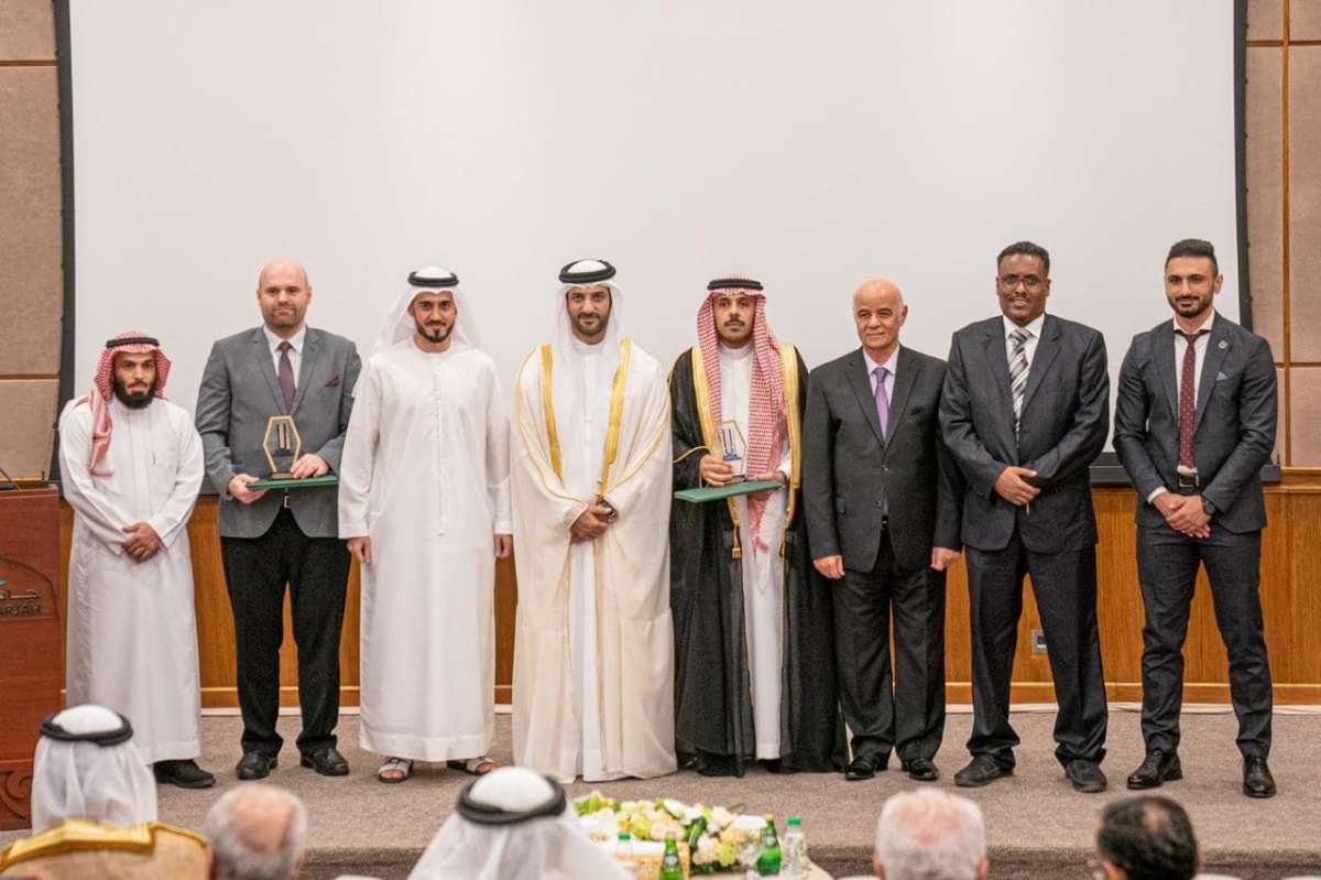 نائب حاكم الشارقة يكرم د. أحمد الضمور من عمان الأهلية لفوزه بالمركز الأول عربيا بجائزة الشارقة