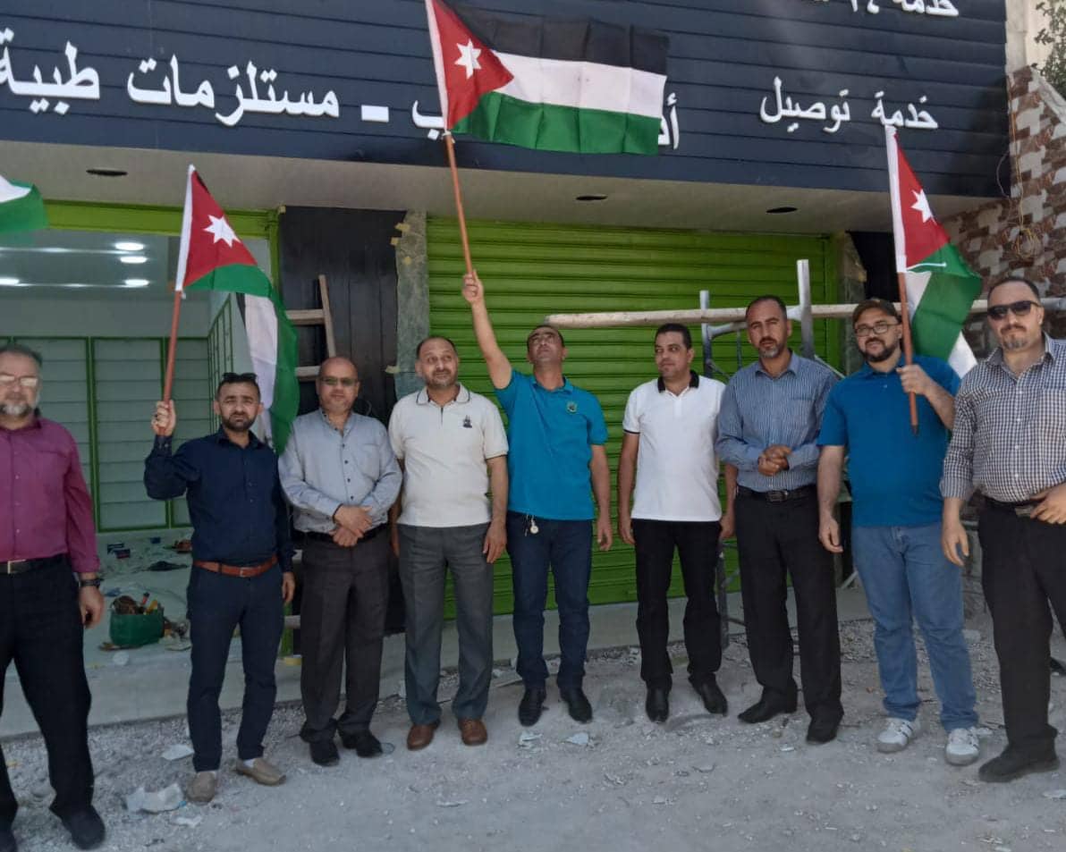 الامن يعتقل ناصر النواصرة ومعلمين اخرين اثناء توجههم للاحتفاء بعيد الاستقلال - صور