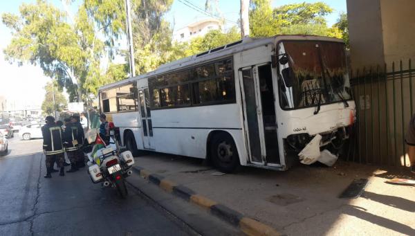 5 اصابات احداها بليغة بتدهور حافلة كبيرة في شارع الجيش