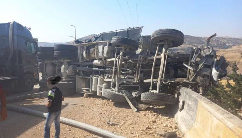 تدهور شاحنة على طريق البحر الميت واصطدامها بـ7 مركبات