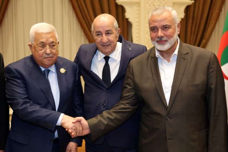 الرئيس الجزائري يجمع عباس وهنية في لقاءٍ أخوي
