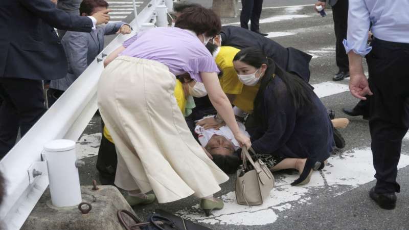 الحكومة اليابانية تعلن تعرض رئيس الوزراء السابق شينزو آبي لإطلاق نار