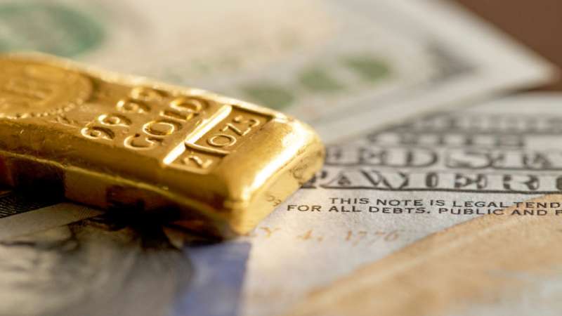 انخفاض سعر الذهب مع استقرار الدولار قرب أعلى مستوى له منذ 20 عاما
