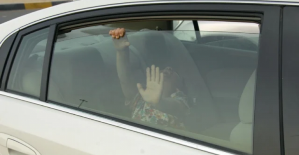 رجل سير ينقذ طفلا تركته والدته داخل السيارة وذهبت للتسوق في اربد
