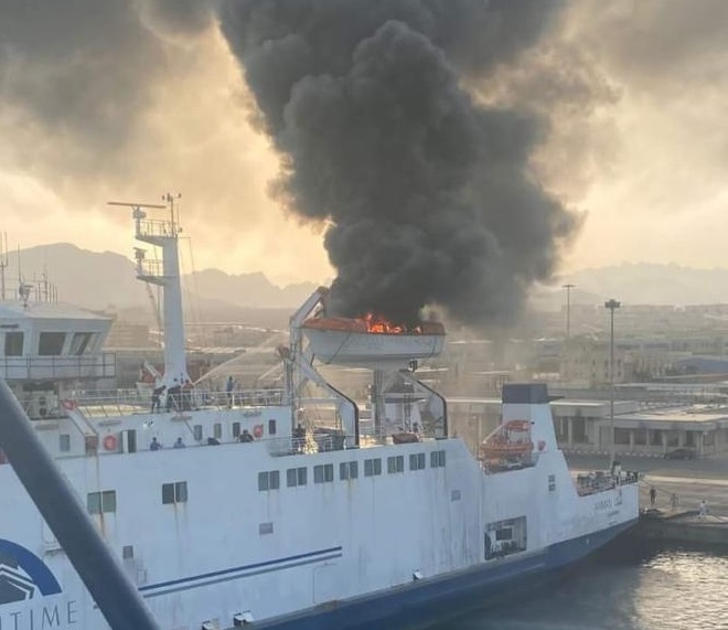 حريق محدود في الباخرة عمان التابعة للجسر العربي   صورة و فيديو