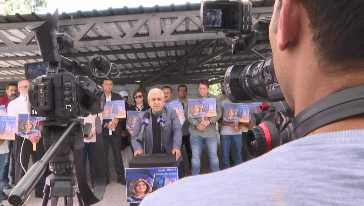 صحفيون يعتصمون امام مكتب قناة الجزيرة بعد 100 يوم على اغتيال شيرين ابو عاقلة - فيديو وصور