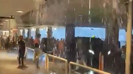 وسط دهشة الركاب.. تدفق المياه من سقف مطار جنيف بسبب الأمطار الغزيرة! (فيديو)